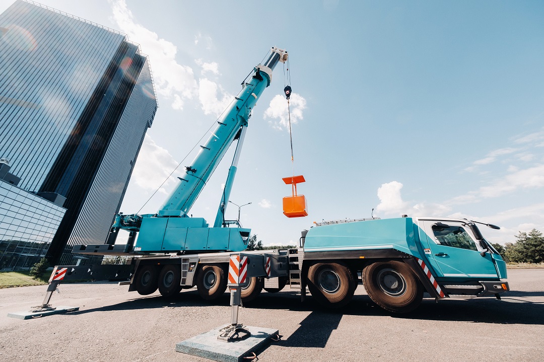 Licence to operate a slewing mobile crane
