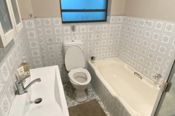 Reno-bathroom-before-resized