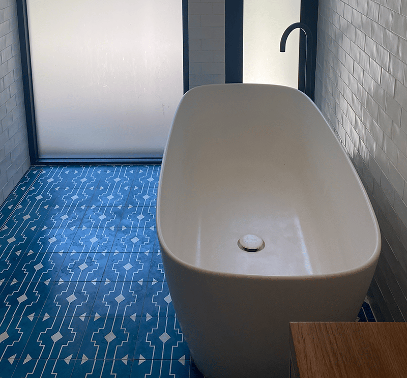 White freestanding stone bath