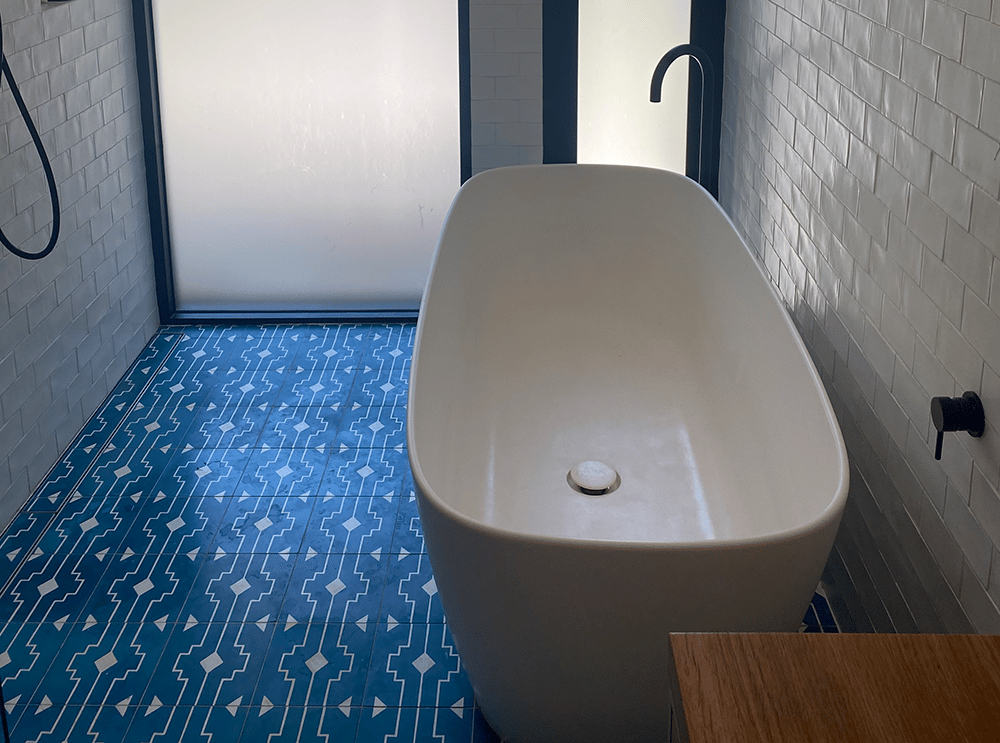 White freestanding stone bath