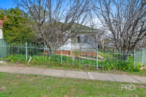 34 Blamey St, Turvey Park, NSW 2650