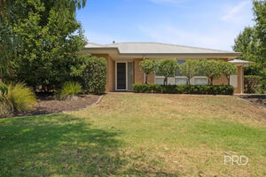 9 Murndal Pl, Bourkelands, NSW 2650